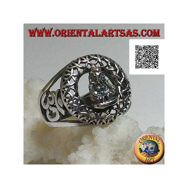 Anillo de plata con una estatuilla de Ganesh sentado en círculos de otroforato y Oṃ (ॐ) en los lados calados