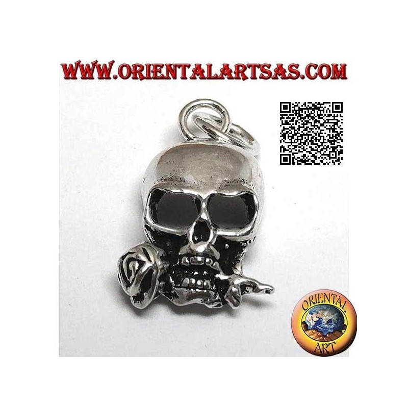 Colgante de plata en forma de calavera con una rosa entre los dientes