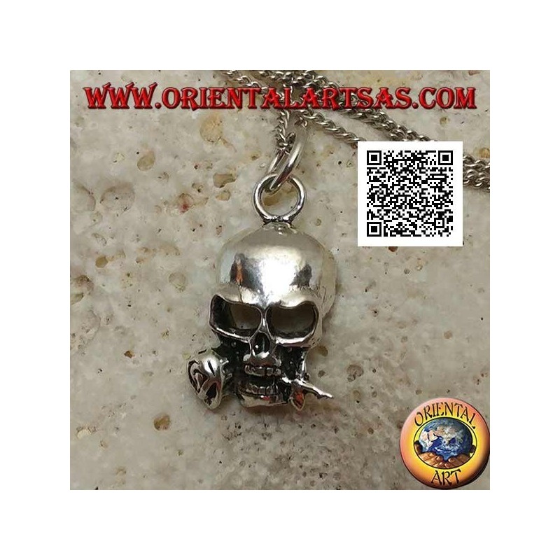 Colgante de plata en forma de calavera con una rosa entre los dientes