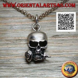 Colgante de plata en forma de calavera con una rosa entre los dientes