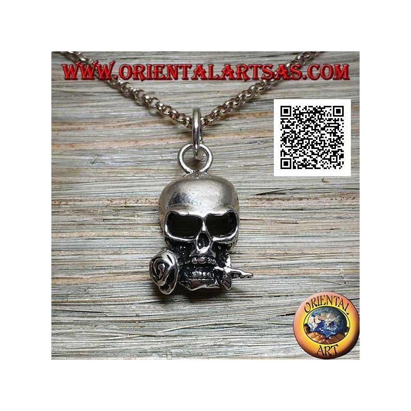 Pendentif en argent en forme de crâne avec une rose entre les dents