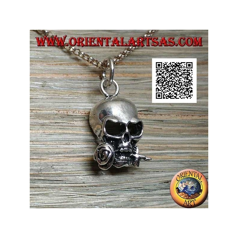 Pendentif en argent en forme de crâne avec une rose entre les dents