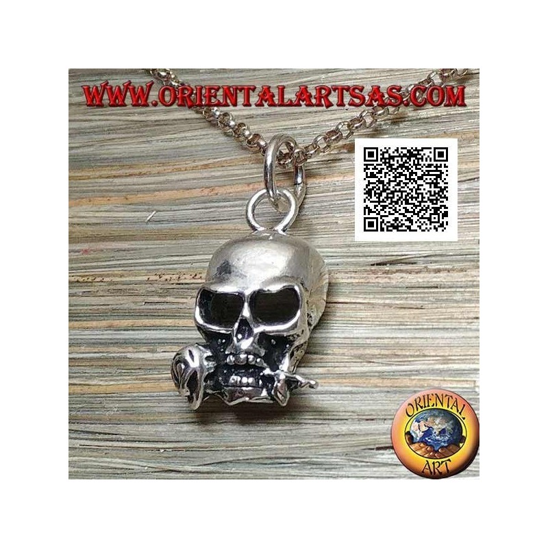 Pendentif en argent en forme de crâne avec une rose entre les dents