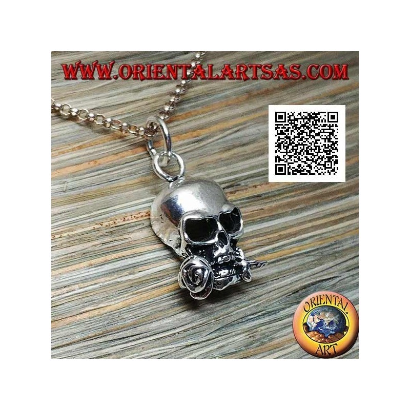 Colgante de plata en forma de calavera con una rosa entre los dientes