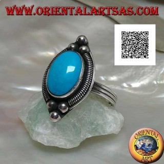 Bague en argent avec cabochon ovale turquoise entouré d'entrelacs sur une plaque et trois boules dessus et dessous