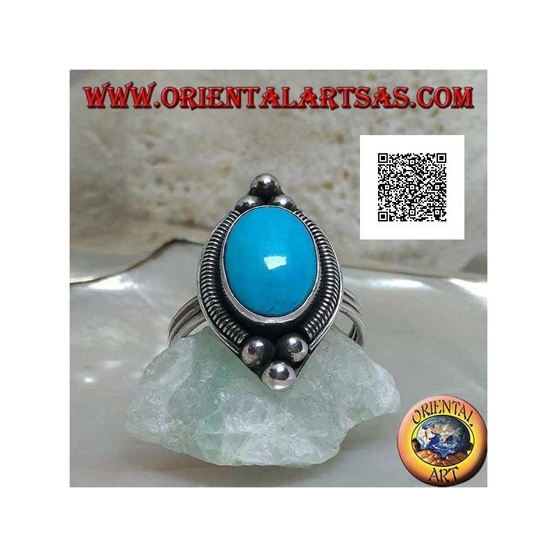 Bague en argent avec cabochon ovale turquoise entouré d'entrelacs sur une plaque et trois boules dessus et dessous