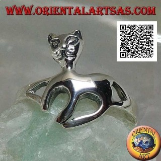 Bague en argent en forme de chat lors d'une promenade gracieuse