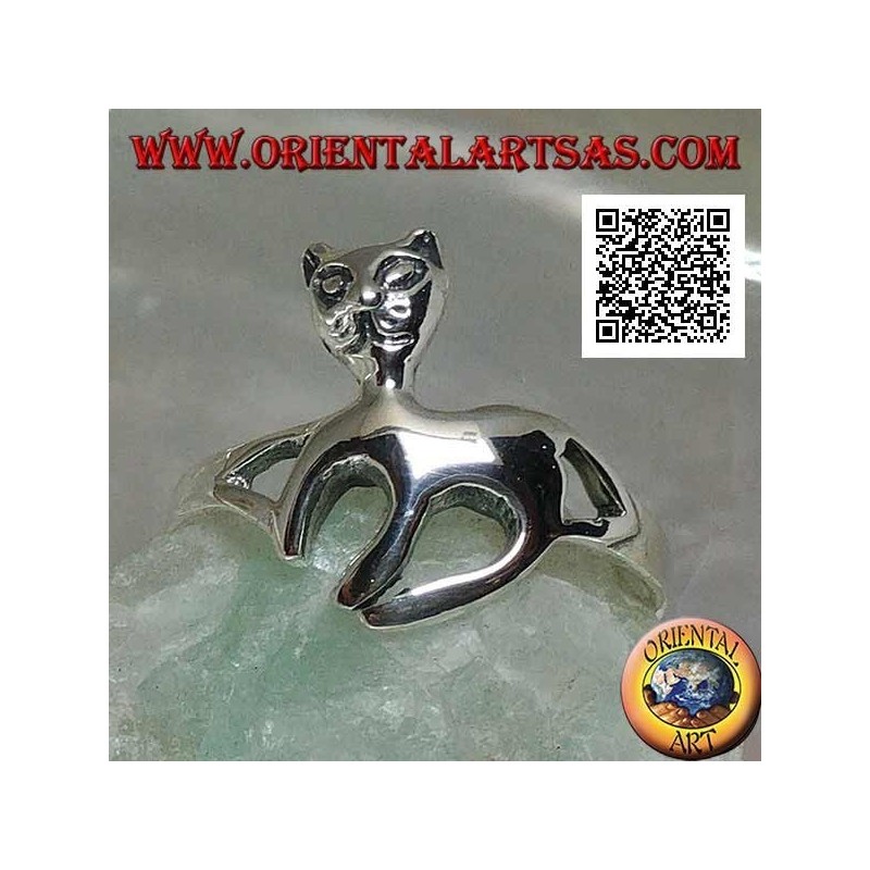 Anillo de plata en forma de gato en un elegante paseo