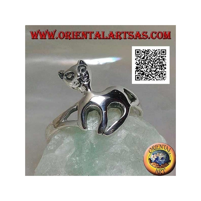 Bague en argent en forme de chat lors d'une promenade gracieuse