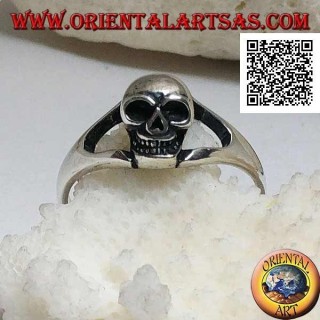 Anillo de plata simple con pequeña calavera que sobresale