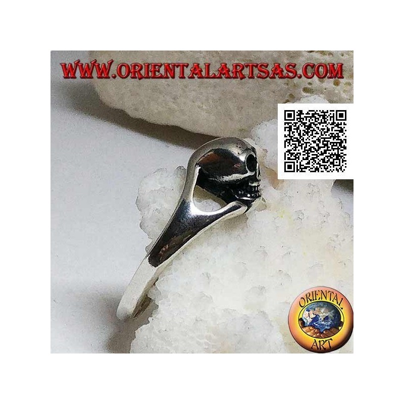 Anillo de plata simple con pequeña calavera que sobresale