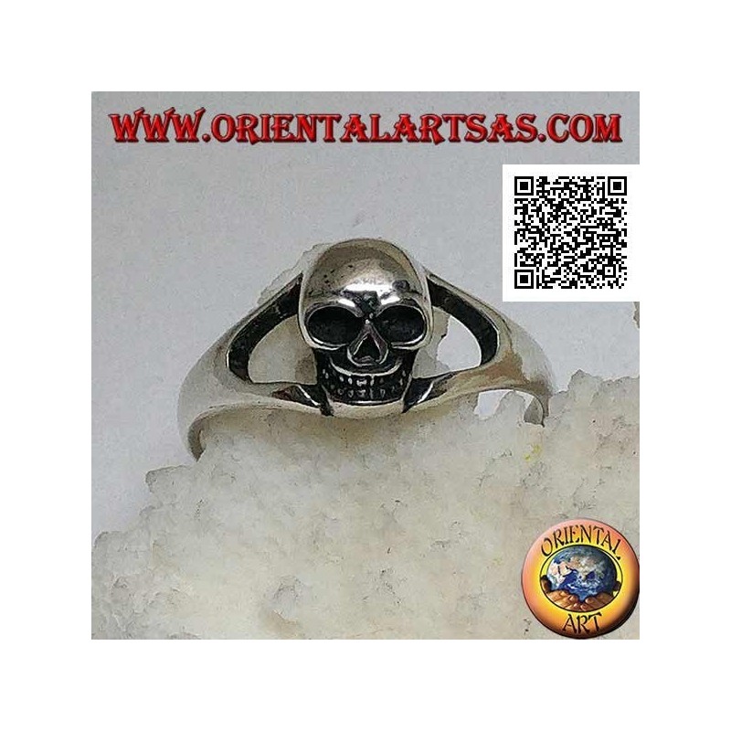 Anillo de plata simple con pequeña calavera que sobresale