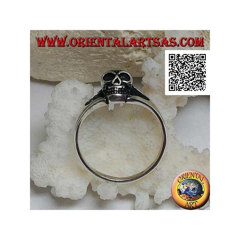 Bague en argent simple avec petit crâne saillant
