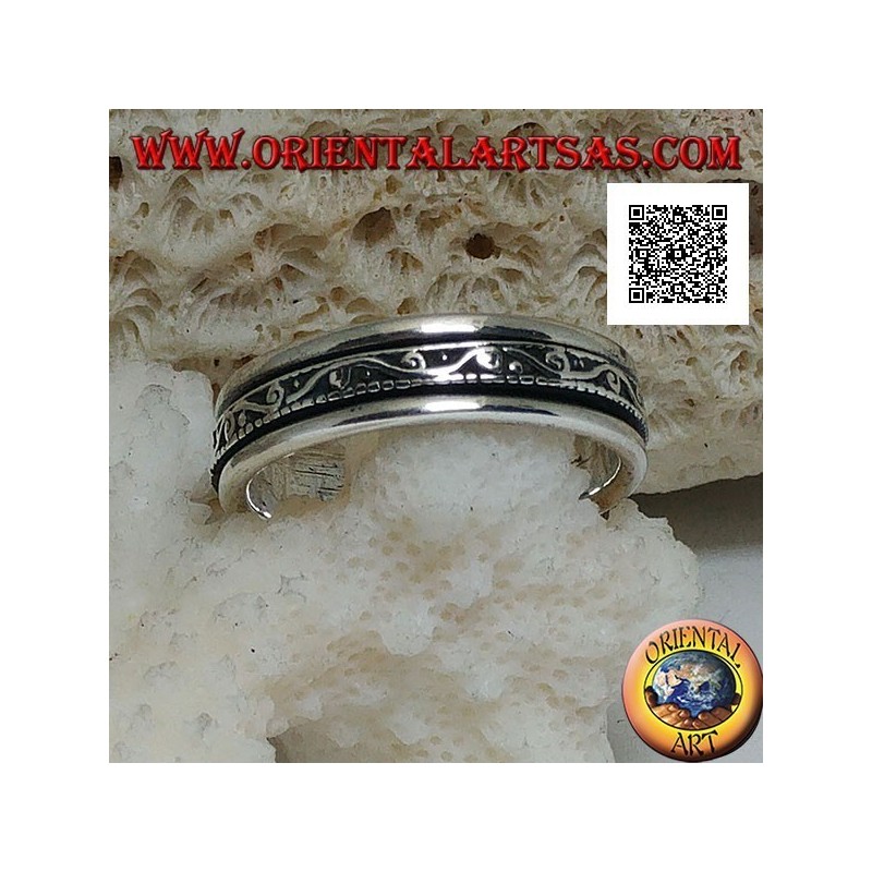 Anello in argento a fedina girevole con onda e spirali in bassorilievo