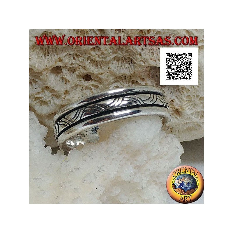 Anti-stress rotating silver ring, intertwining with three engraved lines