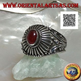 Anillo de plata hecho a mano con cornalina ovalada cabujón rodeada de rayos