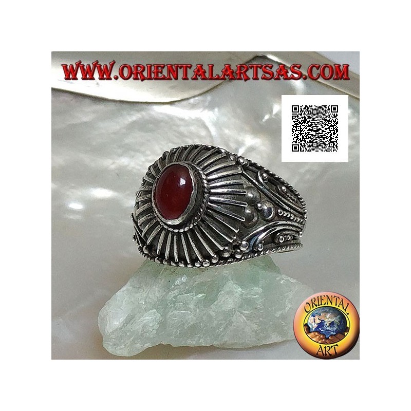 Anello in argento con corniola ovale a cabochon contornata da raggi realizzato a mano