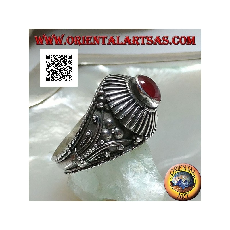 Anello in argento con corniola ovale a cabochon contornata da raggi realizzato a mano