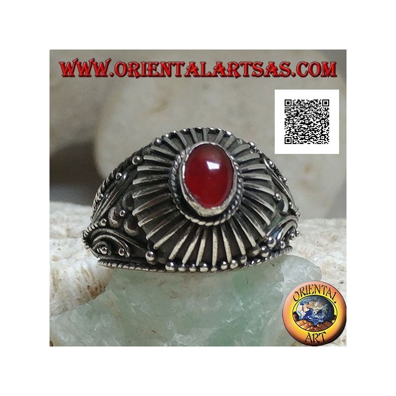 Anello in argento con corniola ovale a cabochon contornata da raggi realizzato a mano
