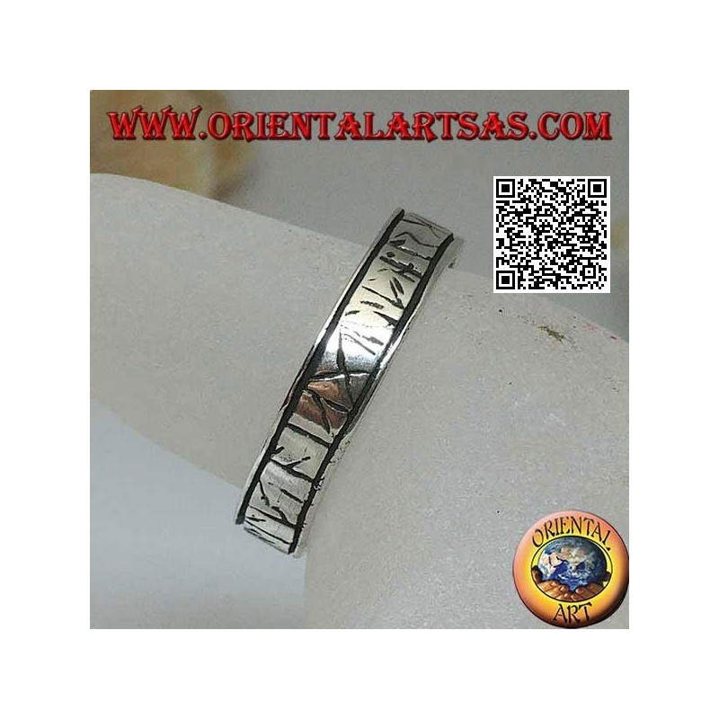 Anillo de plata con runas celtas grabadas