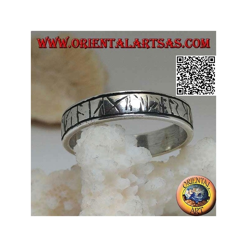 Anillo de plata con runas celtas grabadas