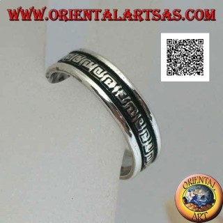 Bague en argent avec une série de labyrinthes en spirale gravés dans la partie centrale