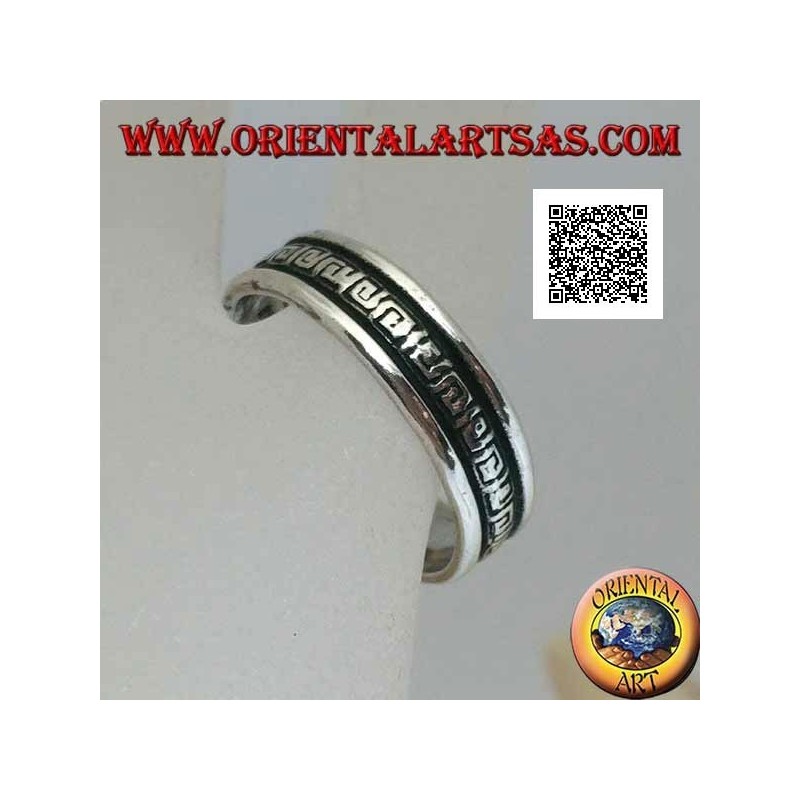 Anello fedina in argento con incisa nella parte centrale una serie di labirinti a spirale