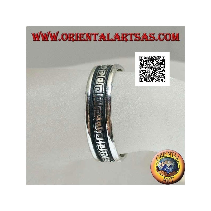 Bague en argent avec une série de labyrinthes en spirale gravés dans la partie centrale