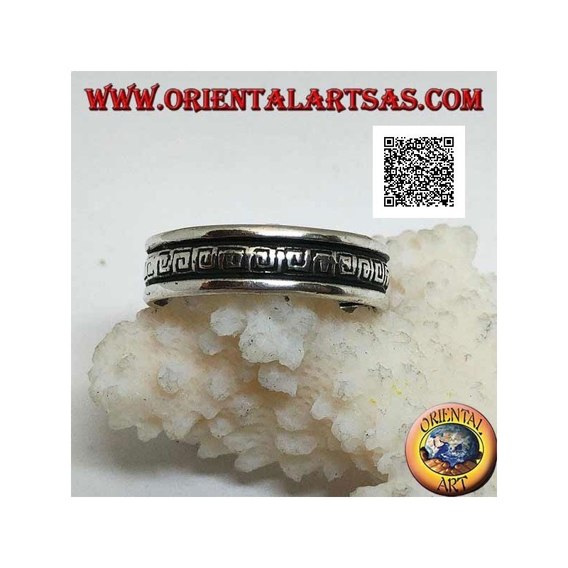 Bague en argent avec une série de labyrinthes en spirale gravés dans la partie centrale