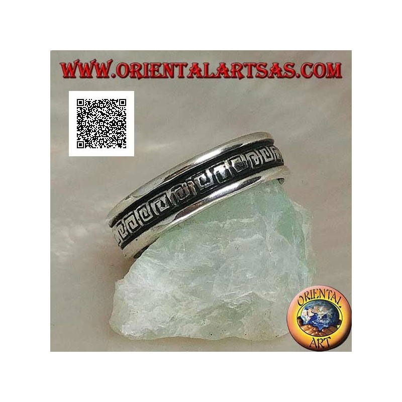 Bague en argent avec une série de labyrinthes en spirale gravés dans la partie centrale