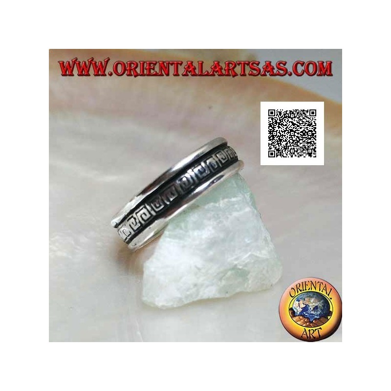 Anello fedina in argento con incisa nella parte centrale una serie di labirinti a spirale
