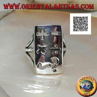 Glatter Silberring mit rechteckiger Platte und perforierten mathematischen Symbolen