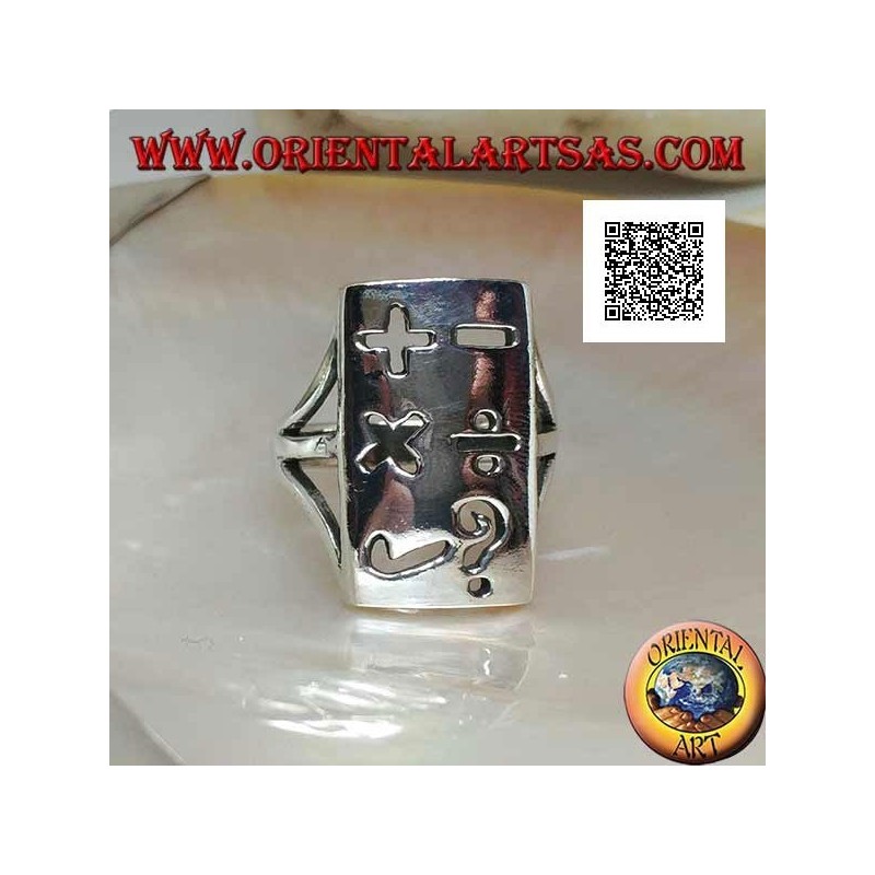 Anello in argento liscio con piastra rettangolare e simboli matematici traforati
