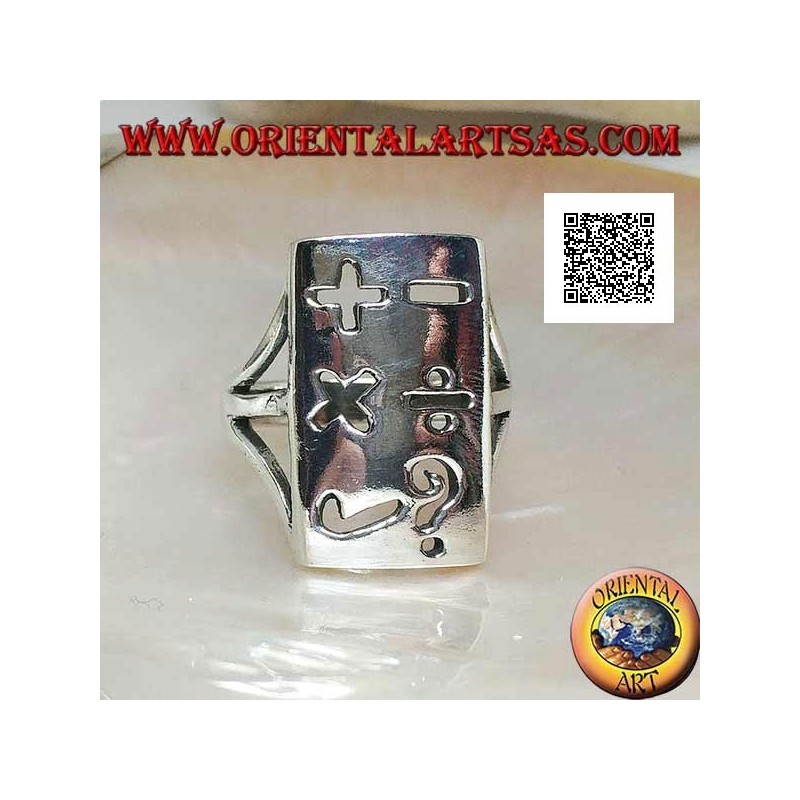 Bague en argent lisse avec plaque rectangulaire et symboles mathématiques perforés