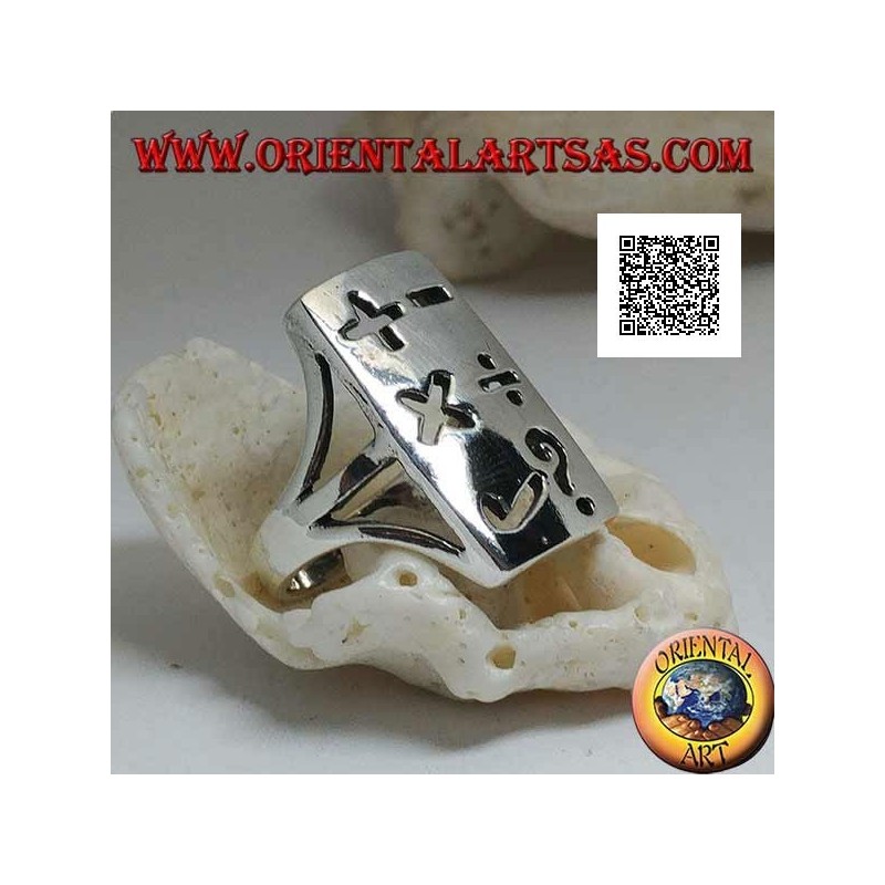 Anillo de plata lisa con placa rectangular y símbolos matemáticos perforados