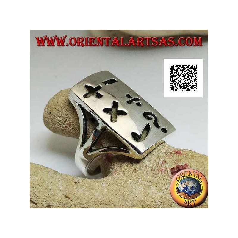 Anillo de plata lisa con placa rectangular y símbolos matemáticos perforados