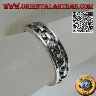 Anello in argento a fascia lavorata, catena traforata tra due linee