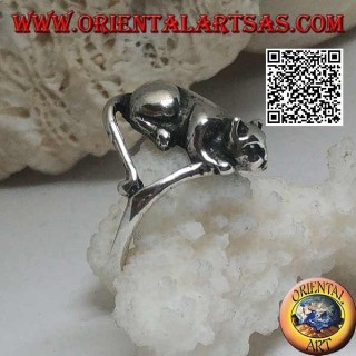Anillo de plata con gato acostado en una posición ofensiva listo para saltar
