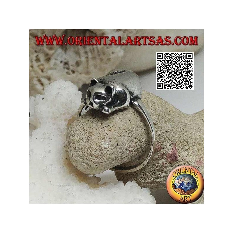 Bague en argent avec chat couché dans une position offensive prêt à sauter