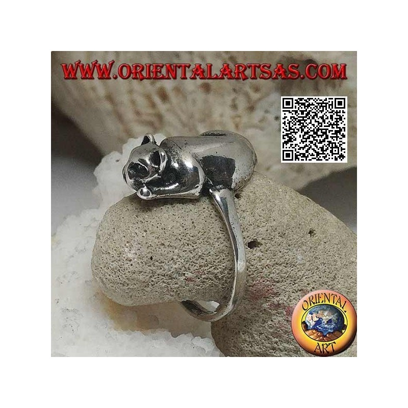 Anillo de plata con gato acostado en una posición ofensiva listo para saltar