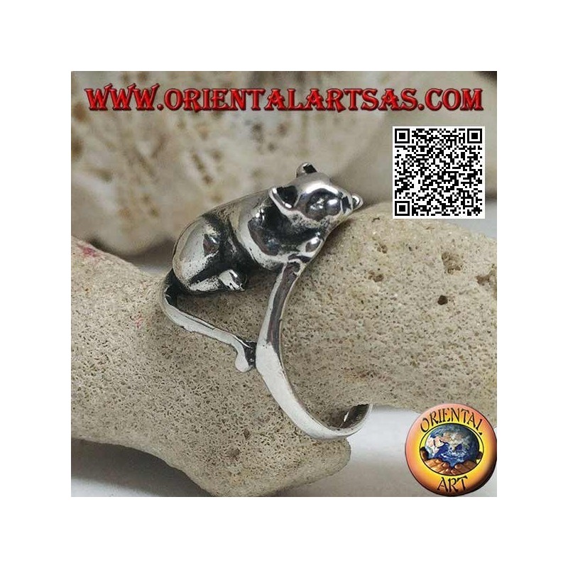 Bague en argent avec chat couché dans une position offensive prêt à sauter