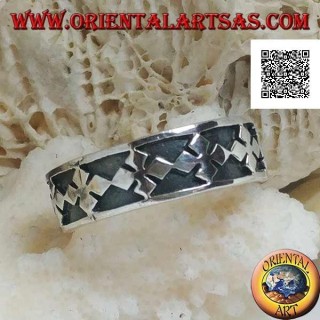 Anello a fedina in argento con serie di croci greche a rombi in bassorilievo
