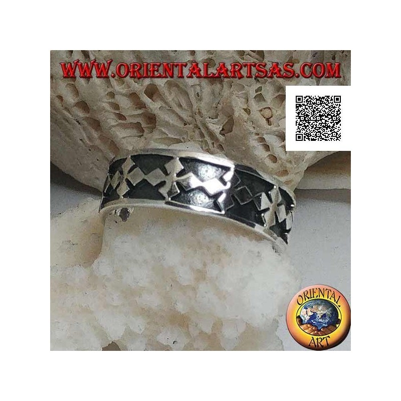 Anillo de plata con una serie de cruces griegas con rombos en bajorrelieve