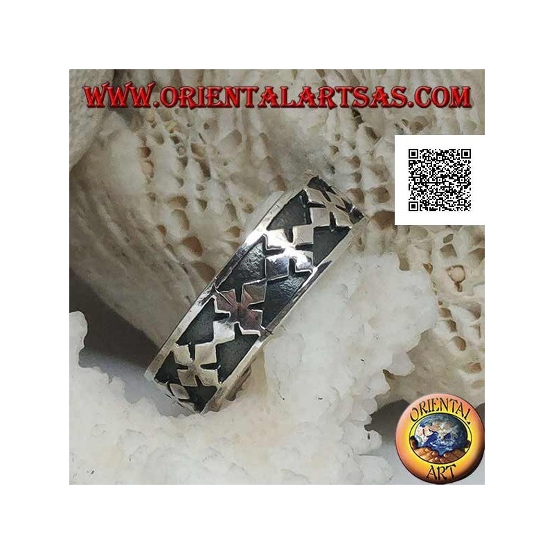 Bague en argent avec une série de croix grecques avec des losanges en bas-relief