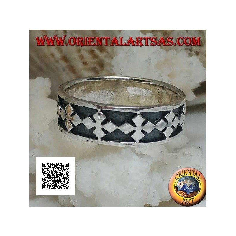Anillo de plata con una serie de cruces griegas con rombos en bajorrelieve