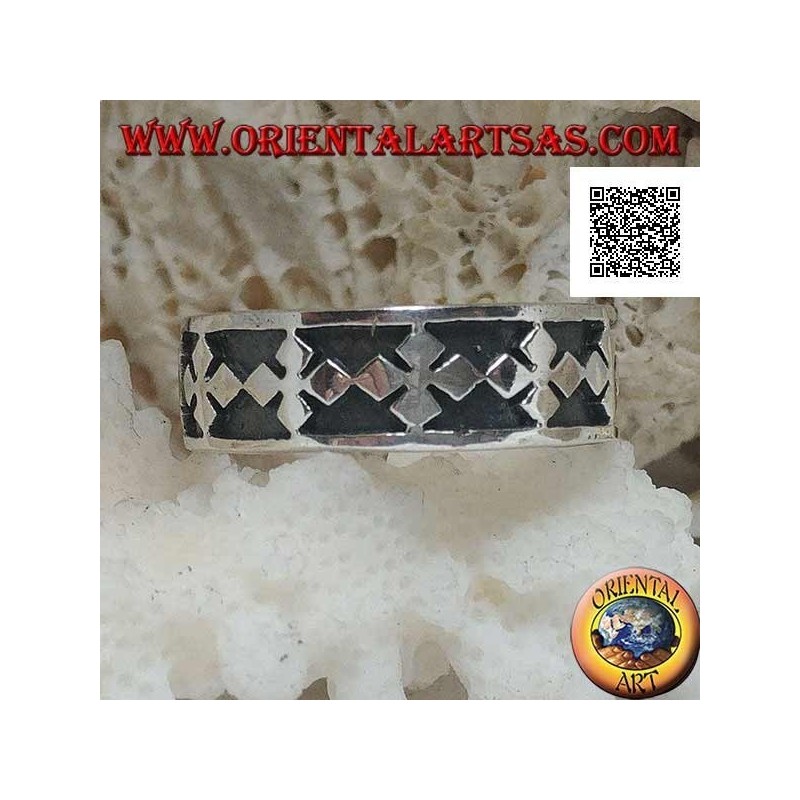 Anillo de plata con una serie de cruces griegas con rombos en bajorrelieve