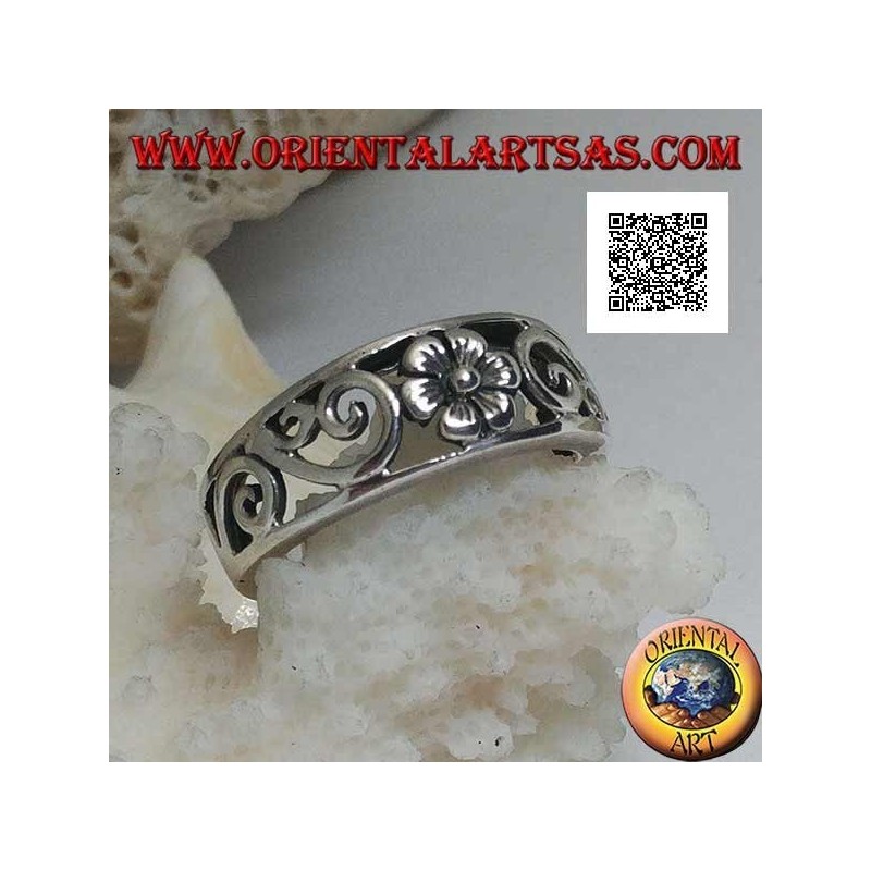 Anillo de plata con flor y adornos perforados naturales