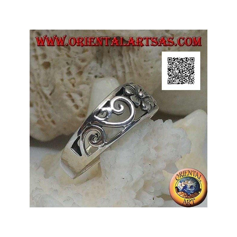 Anello a fascia in argento con fiore e decorazioni naturali traforate