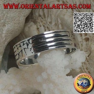 Anillo de plata con banda grabada con cruz cristiana