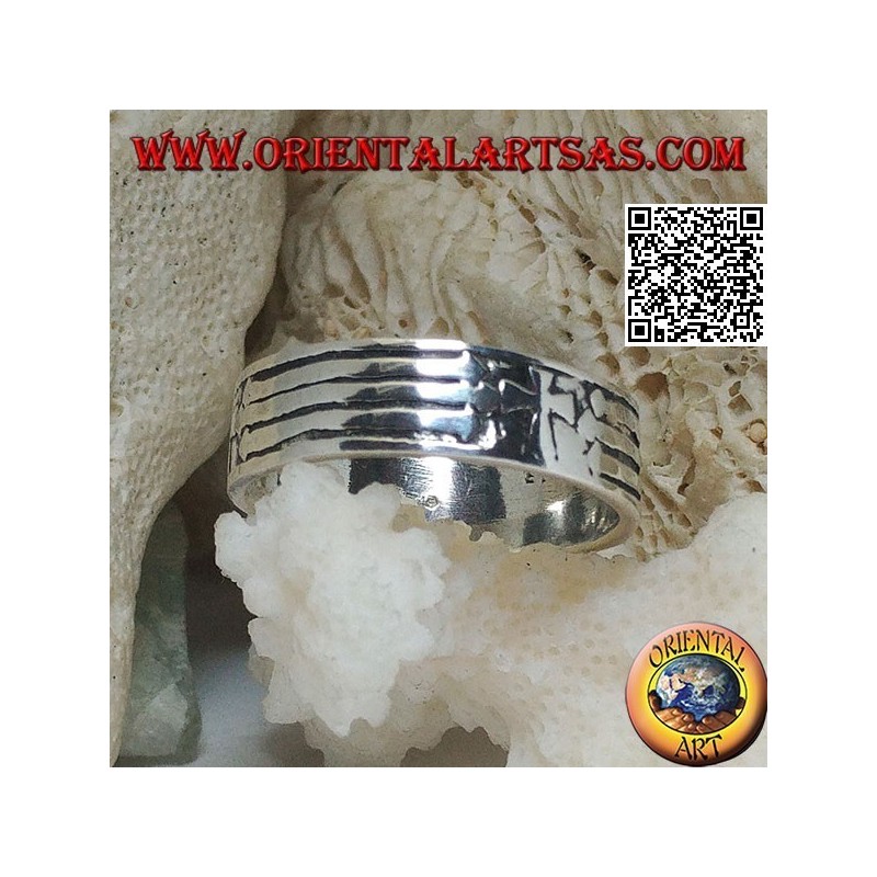 Anillo de plata con banda grabada con cruz cristiana